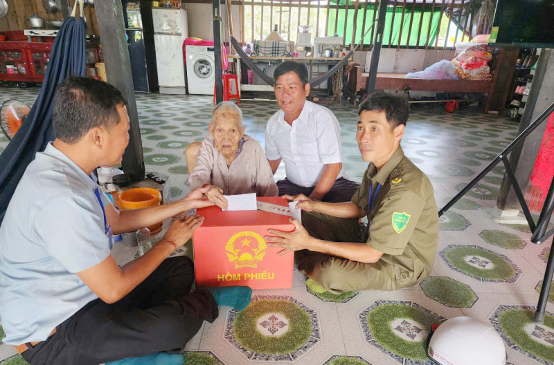 Thắm tình quân dân trong ngày hội non sông -0