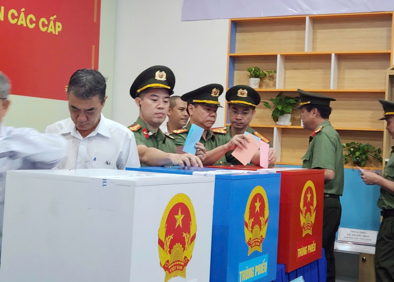 Cử tri TP Hồ Chí Minh nô nức tham gia bầu cử  -1