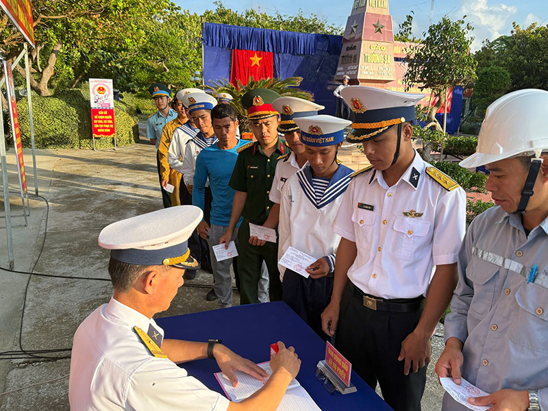 Cử tri Trường Sa cùng cử tri cả nước tham gia “Ngày hội non sông” -1