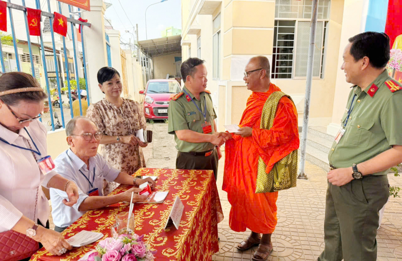 Cử tri là chức sắc, chức việc, đồng bào tôn giáo TP Cần Thơ hăng hái tham gia bầu cử -0