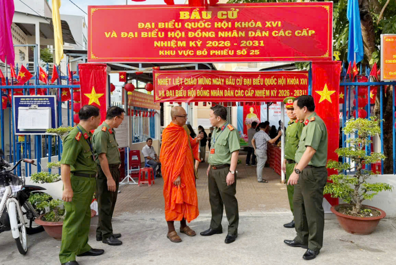 Cử tri là chức sắc, chức việc, đồng bào tôn giáo TP Cần Thơ hăng hái tham gia bầu cử -2