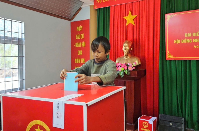 Gặp những cử tri “đặc biệt” trong ngày hội bầu cử -0