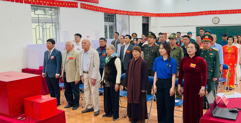 Hà Nội: Mang hòm phiếu đến tận nhà để hỗ trợ cử tri cao tuổi -0