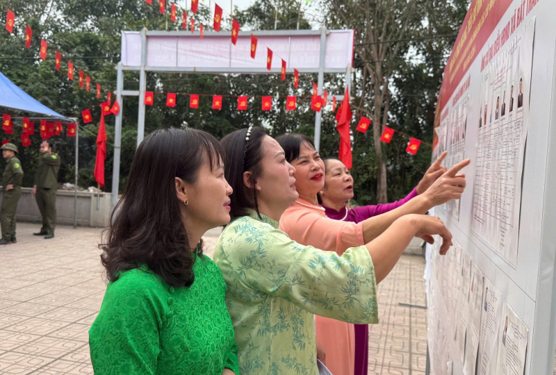 Hà Nội: Mang hòm phiếu đến tận nhà để hỗ trợ cử tri cao tuổi -2