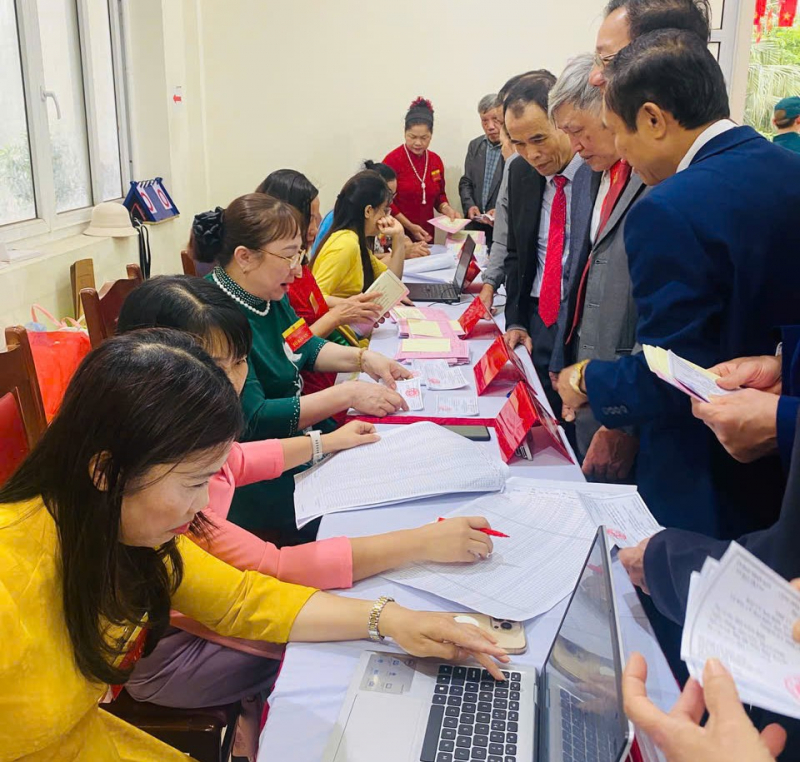 Hà Nội: Mang hòm phiếu đến tận nhà để hỗ trợ cử tri cao tuổi -3