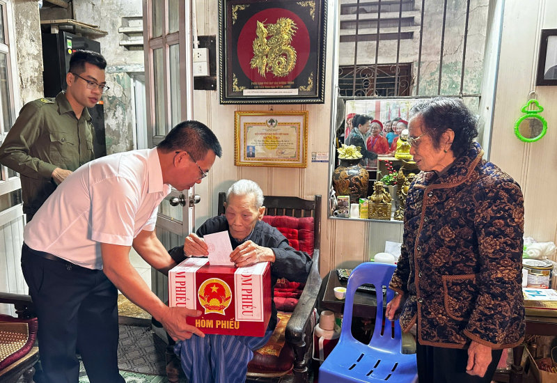 Hà Nội: Mang hòm phiếu đến tận nhà để hỗ trợ cử tri cao tuổi -0