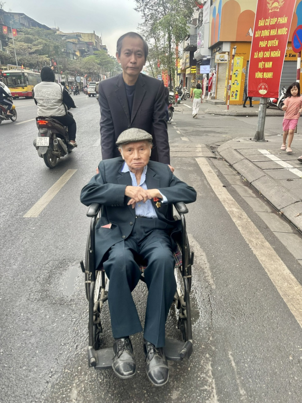 9h sáng: nhiều nơi tỷ lệ cử tri đi bỏ phiếu đạt 100%, ghi nhận cử tri hơn 100 tuổi đi bỏ  -0