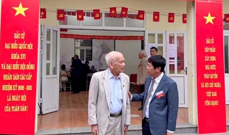 Hà Nội: Mang hòm phiếu đến tận nhà để hỗ trợ cử tri cao tuổi -0