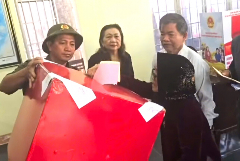 Gặp những cử tri “đặc biệt” trong ngày hội bầu cử -0