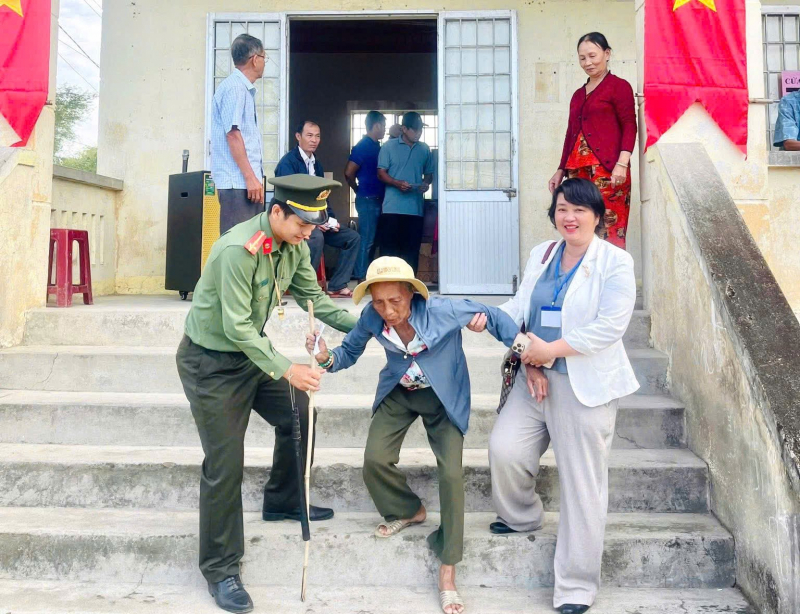 Gặp những cử tri “đặc biệt” trong ngày hội bầu cử -0