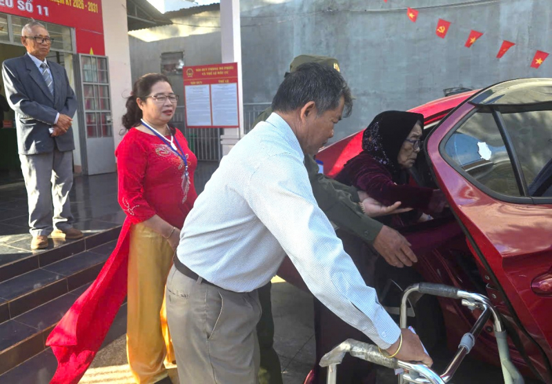 Gặp những cử tri “đặc biệt” trong ngày hội bầu cử -0