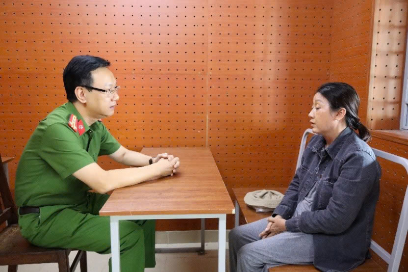 Tạm giữ hình sự 5 đối tượng cướp giật tài sản tại Liên Hoa Bảo Tháp -0