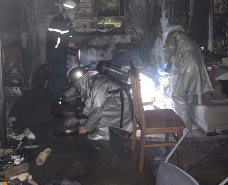 Sau 12 phút, kịp thời cứu 3 người mắc kẹt và hướng dẫn khoảng 20 người thoát nạn -0