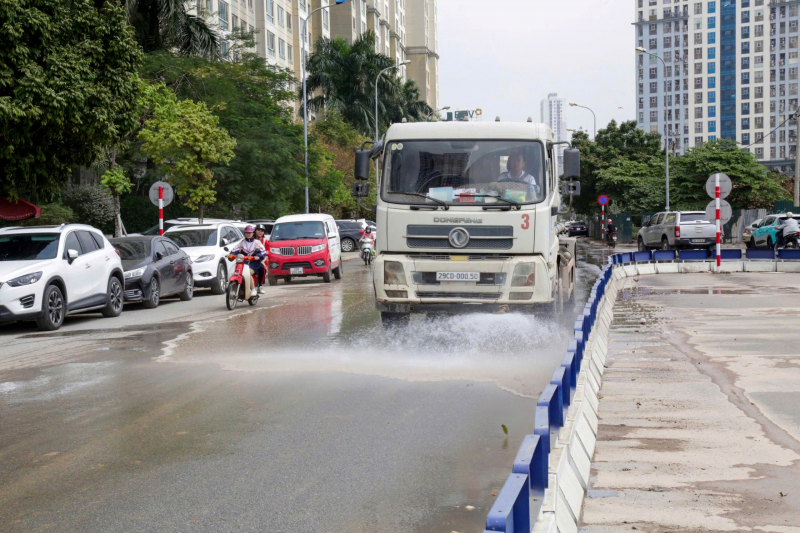 Công an truy tìm xe tải làm rơi vãi bùn đất khiến nhiều người trượt ngã nguy hiểm -0