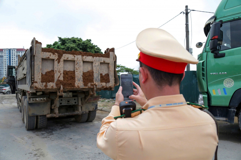 Công an truy tìm xe tải làm rơi vãi bùn đất khiến nhiều người trượt ngã nguy hiểm -0