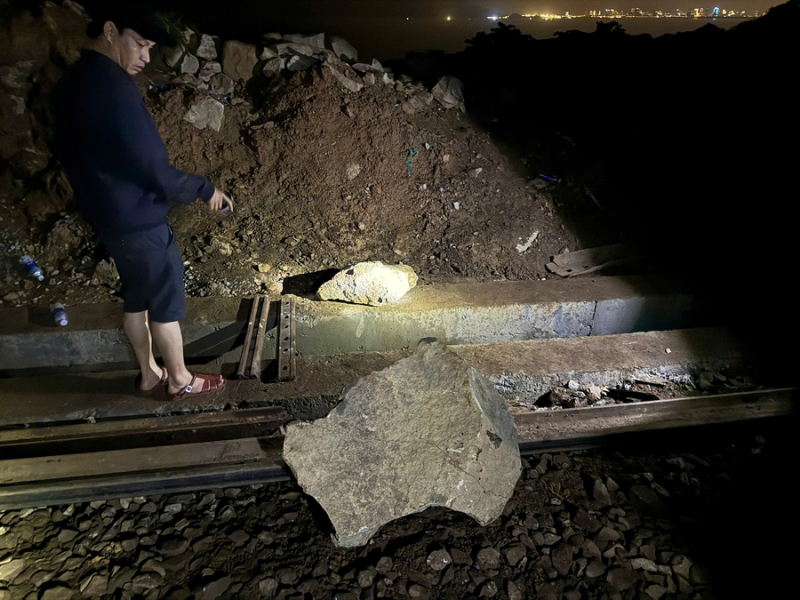 Từ 0h ngày 17/3: Tàu khách qua đèo Hải Vân hoạt động trở lại an toàn -0