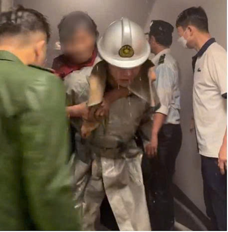 Sau 12 phút, kịp thời cứu 3 người mắc kẹt và hướng dẫn khoảng 20 người thoát nạn -0