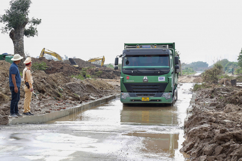 Công an truy tìm xe tải làm rơi vãi bùn đất khiến nhiều người trượt ngã nguy hiểm -1