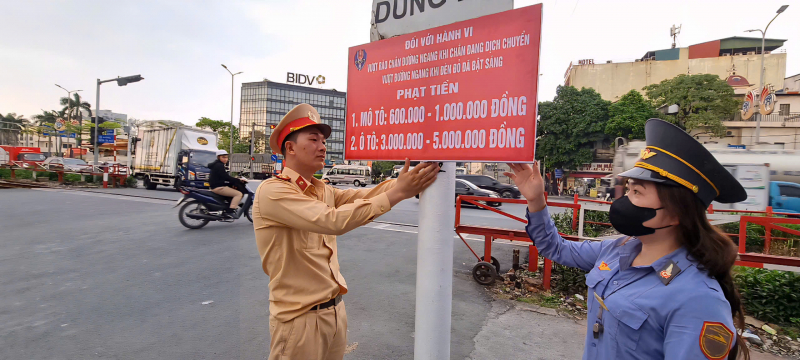 Cảnh sát giao thông Hà Nội gắn biển tuyên truyền bảo đảm trật tự ATGT đường sắt -0