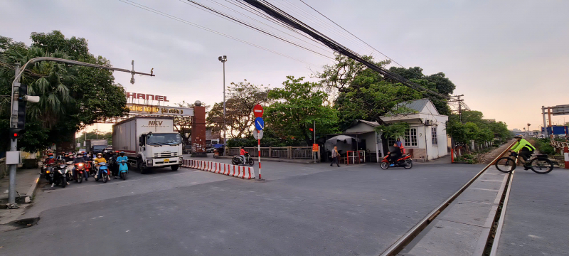 Cảnh sát giao thông Hà Nội gắn biển tuyên truyền bảo đảm trật tự ATGT đường sắt -0