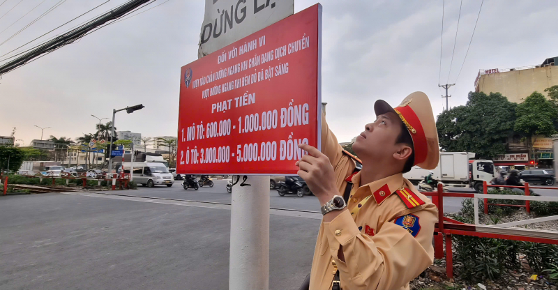 Cảnh sát giao thông Hà Nội gắn biển tuyên truyền bảo đảm trật tự ATGT đường sắt -0