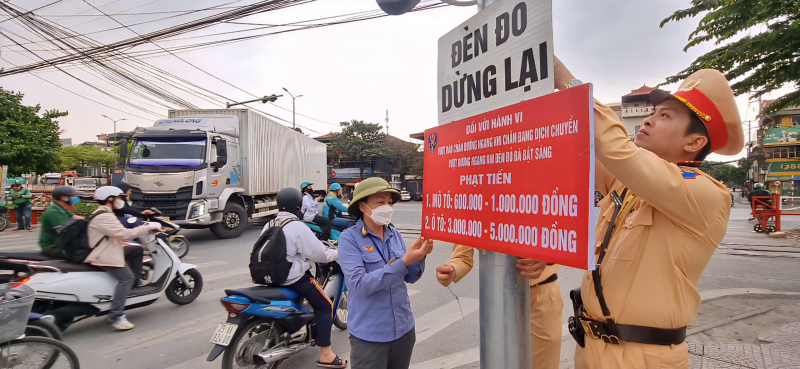 Cảnh sát giao thông Hà Nội gắn biển tuyên truyền bảo đảm trật tự ATGT đường sắt -0