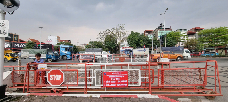 Cảnh sát giao thông Hà Nội gắn biển tuyên truyền bảo đảm trật tự ATGT đường sắt -0