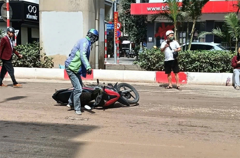 Công an truy tìm xe tải làm rơi vãi bùn đất khiến nhiều người trượt ngã nguy hiểm -0