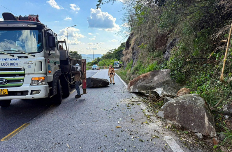 Đánh sập khối đá chênh vênh trên đèo Bảo Lộc -0