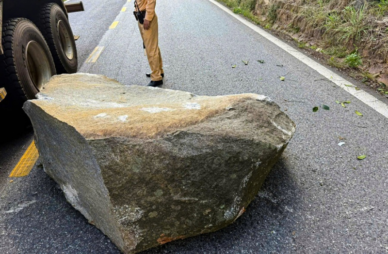 Đánh sập khối đá chênh vênh trên đèo Bảo Lộc -0