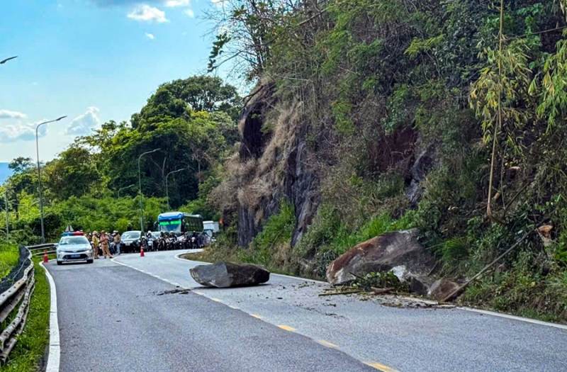 Đánh sập khối đá chênh vênh trên đèo Bảo Lộc -0