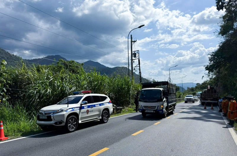 Đánh sập khối đá chênh vênh trên đèo Bảo Lộc -0