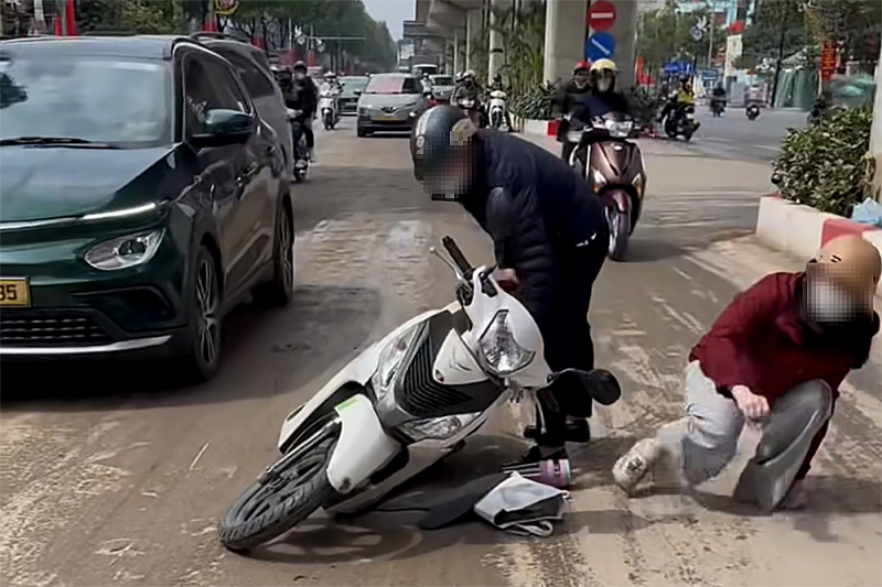 Công an truy tìm xe tải làm rơi vãi bùn đất khiến nhiều người trượt ngã nguy hiểm -1