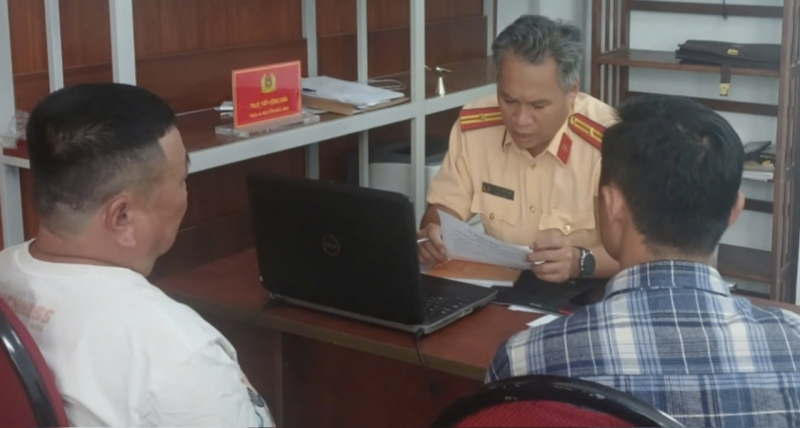 Bác thông tin xe đầu kéo tông đẩy xe ô tô đi nhiều mét là do mâu thuẫn cá nhân -0