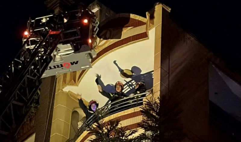 Giải cứu 5 người mắc kẹt trong đám cháy nhà cao tầng lúc rạng sáng -0