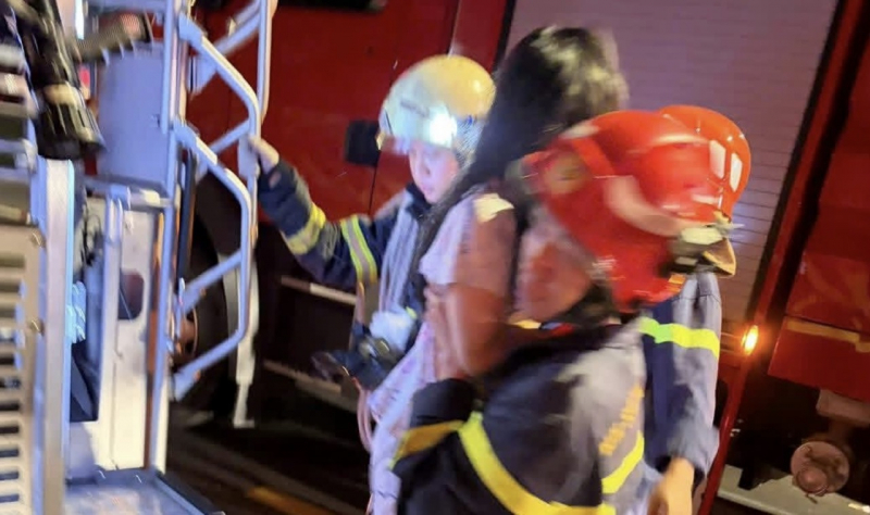 Giải cứu 5 người mắc kẹt trong đám cháy nhà cao tầng lúc rạng sáng -0