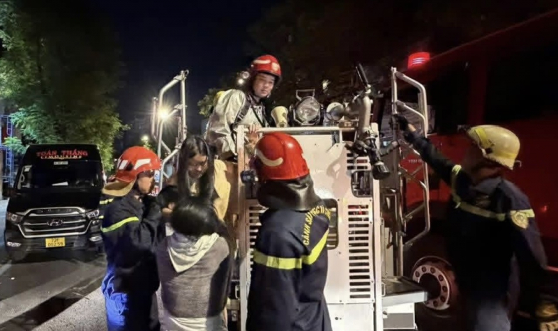 Giải cứu 5 người mắc kẹt trong đám cháy nhà cao tầng lúc rạng sáng -0