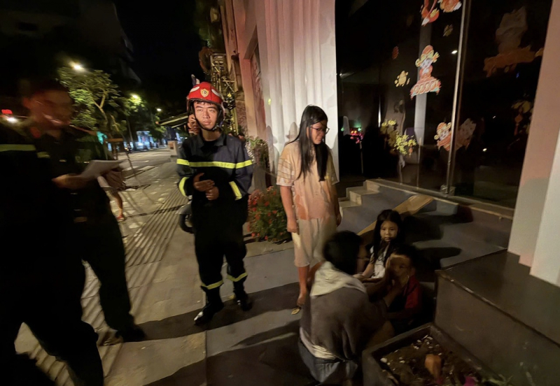 Giải cứu 5 người mắc kẹt trong đám cháy nhà cao tầng lúc rạng sáng -1