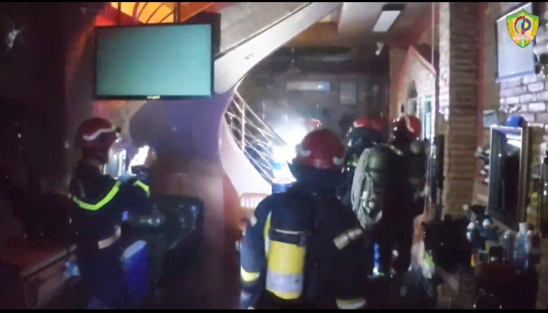 Giải cứu 5 người mắc kẹt trong đám cháy nhà cao tầng lúc rạng sáng -1