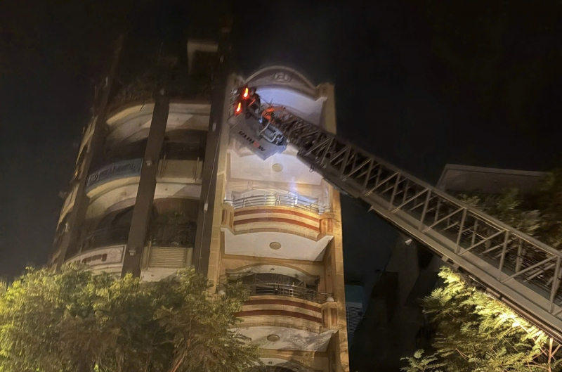 Giải cứu 5 người mắc kẹt trong đám cháy nhà cao tầng lúc rạng sáng -1