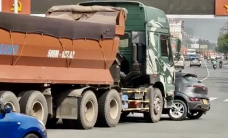 Bác thông tin xe đầu kéo tông đẩy xe ô tô đi nhiều mét là do mâu thuẫn cá nhân -0