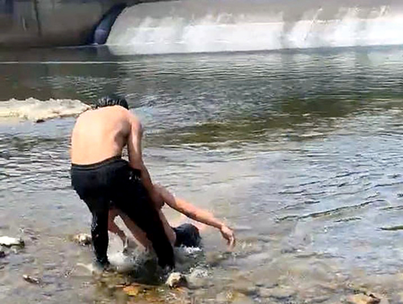 Đang livestream thì phát hiện, kịp thời cứu sống nam sinh đuối nước -0