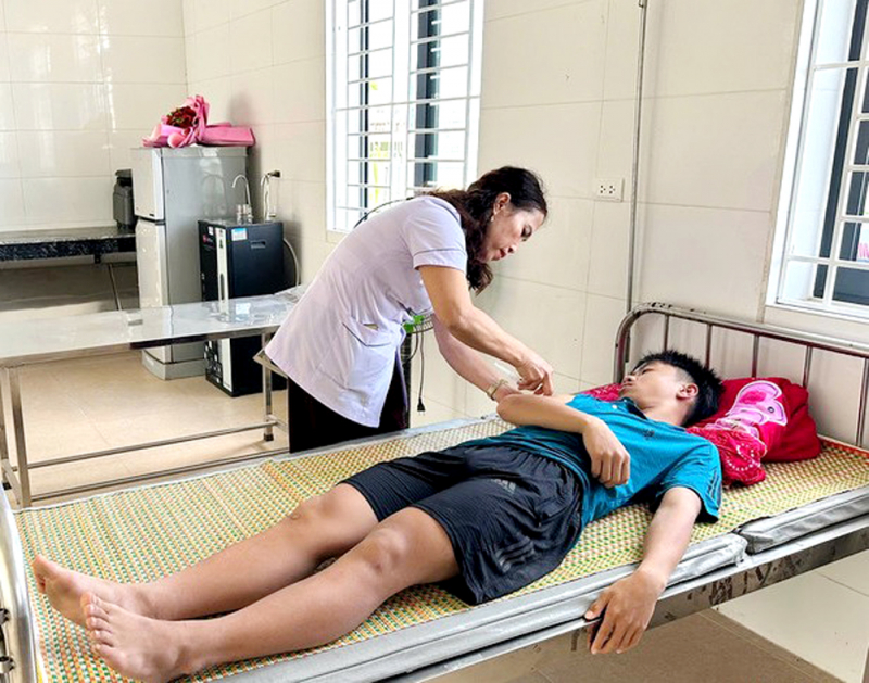 Đang livestream thì phát hiện, kịp thời cứu sống nam sinh đuối nước -0