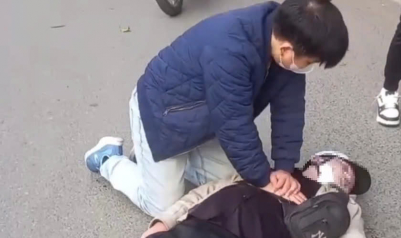 Khen thưởng đột xuất bác sĩ ép tim cứu người giữa đường -0