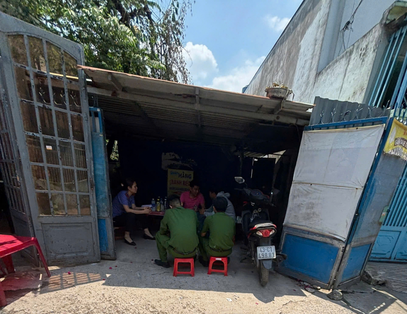 Nghi mâu thuẫn chế xăng đốt nhà, 4 người bị bỏng -0