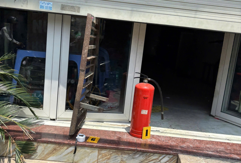 Nghi mâu thuẫn chế xăng đốt nhà, 4 người bị bỏng -0