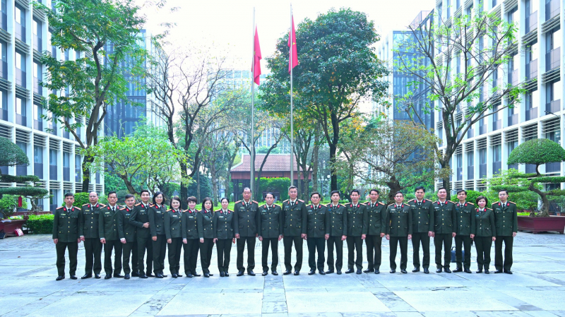 Deputy Minister Le Quoc Hung works with Department of Political Affairs -0