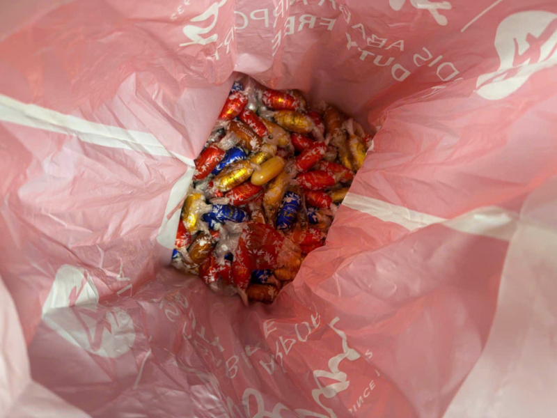 5 kg ma tuý nguỵ trang trong ống bánh kẹo nhập khẩu qua cảng hàng không Nội Bài -0