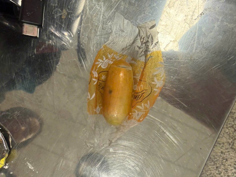 5 kg ma tuý nguỵ trang trong ống bánh kẹo nhập khẩu qua cảng hàng không Nội Bài -1