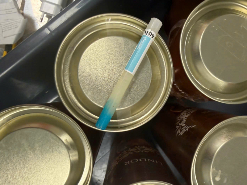 5 kg ma tuý nguỵ trang trong ống bánh kẹo nhập khẩu qua cảng hàng không Nội Bài -2